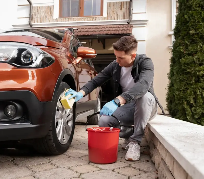 Lavage auto à domicile Polminhac : professionnel intervenant sur un véhicule